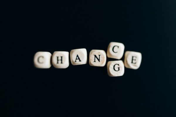 Scrabble Buchstaben "Change" bzw "Chance" vor schwarzem Hintergrund - Symbol für Verhalten ändern als Chance